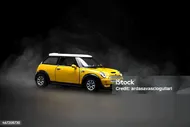 Желтый Mini Cooper — стоковые фотографии и другие картинки Mini Cooper - Mini Cooper, Mini - Vehicle Brand Name, Cooper