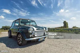 Зеленый Классическая Миниcooper — стоковые фотографии и другие картинки Mini Cooper - Mini Cooper, Mini - Vehicle Brand Name, 1998
