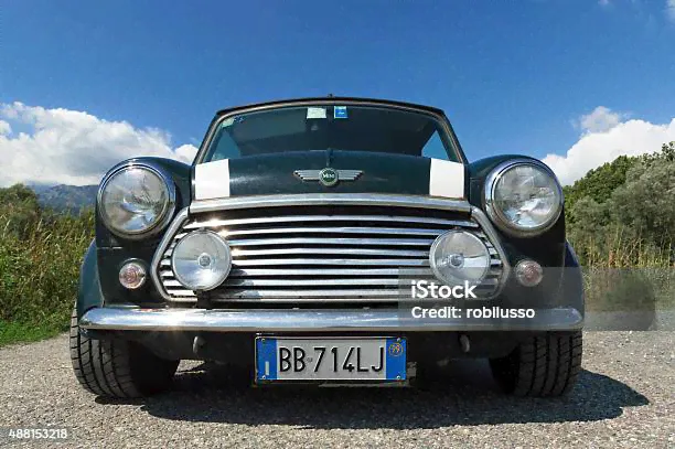 Старый Mini Cooper Вид Спереди — стоковые фотографии и другие картинки Mini Cooper - Mini Cooper, Коллекционный автомобиль, Мотоспорт-0